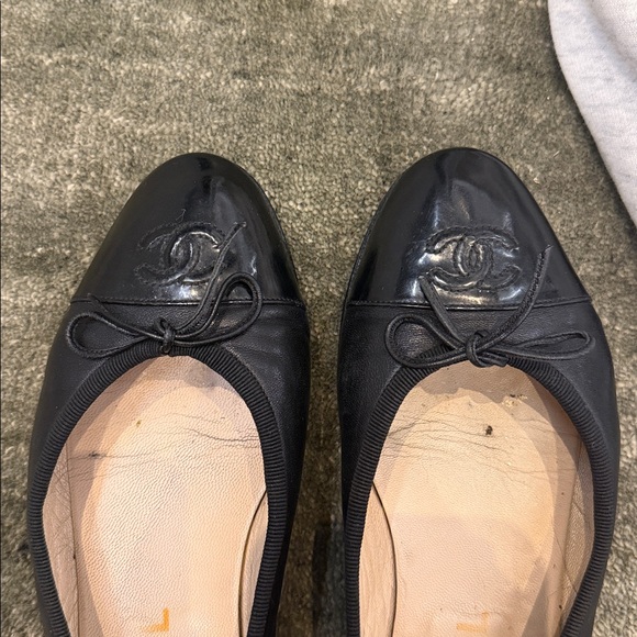 CHANEL Black Lambskin Ballet Flats with Patent Toe and CC Medallion - Picture 9 of 10